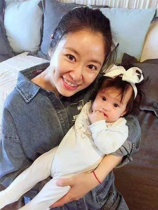 林心如和孩子照片,与萌娃温馨互动，甜蜜满溢